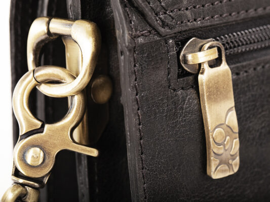 Detail zlaté spony na kožené kabelce BAOOBAOO Flapbag